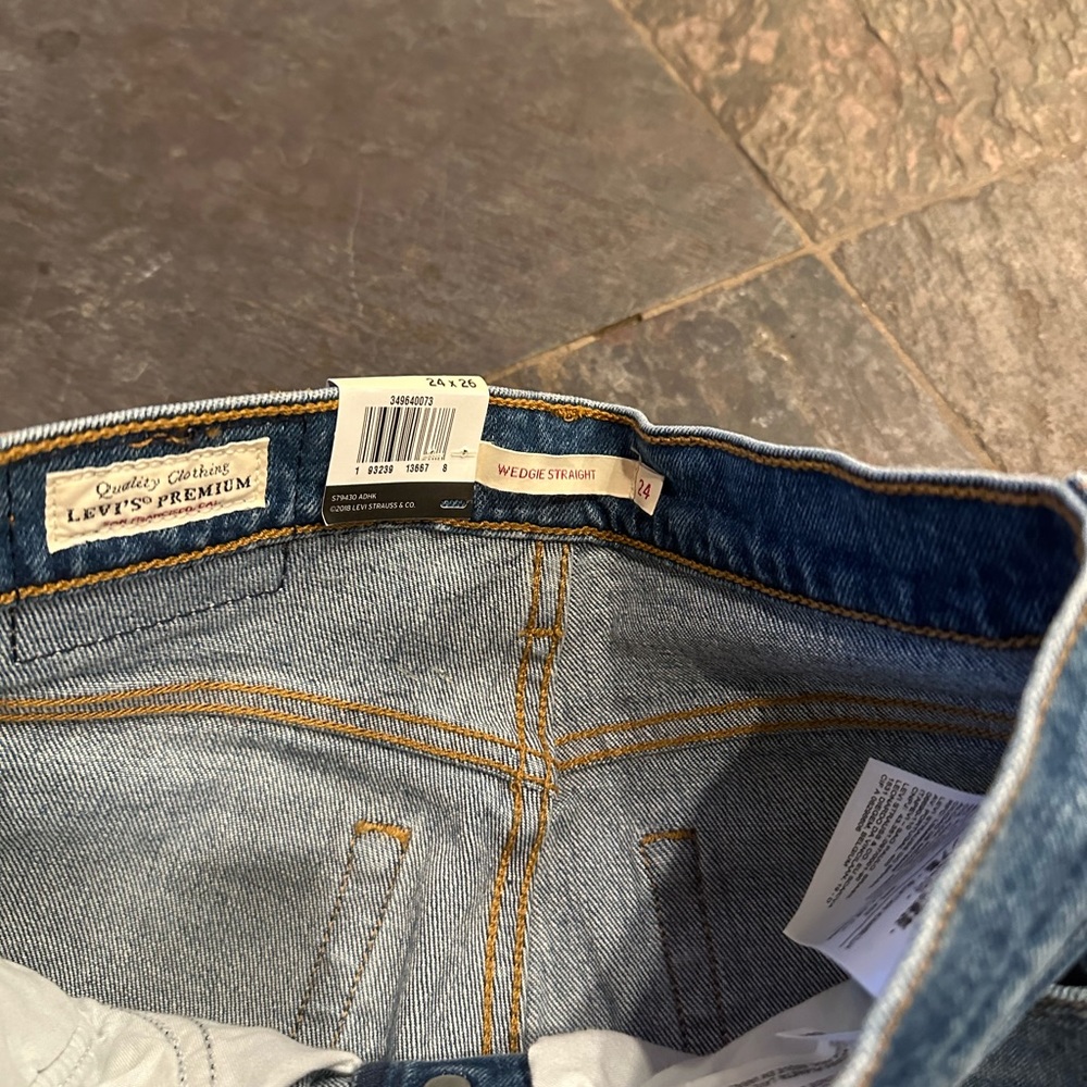 Brand New Levi Wedgie Straight 24 - Picture 6 of 9